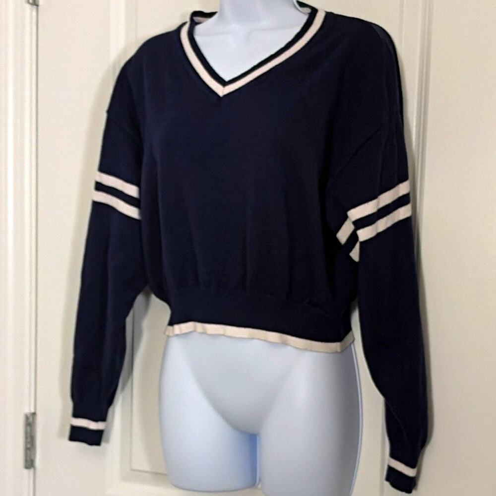Ardene Womenโs Navy/White Striped V-Neck Knit Pullover Sweater M collegiate